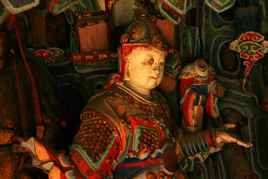 精美古代彩色神像雕塑