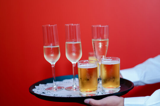 托盘上的香槟与啤酒
