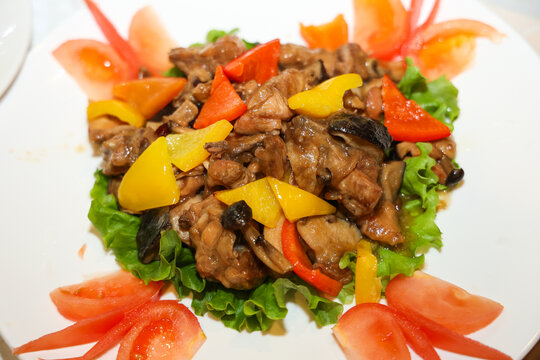 彩椒香菇炒鸡肉摆盘