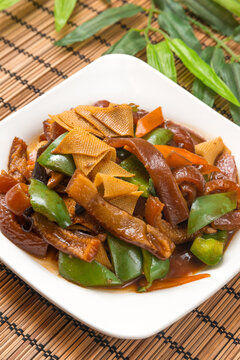 尖椒干豆腐炒猪皮