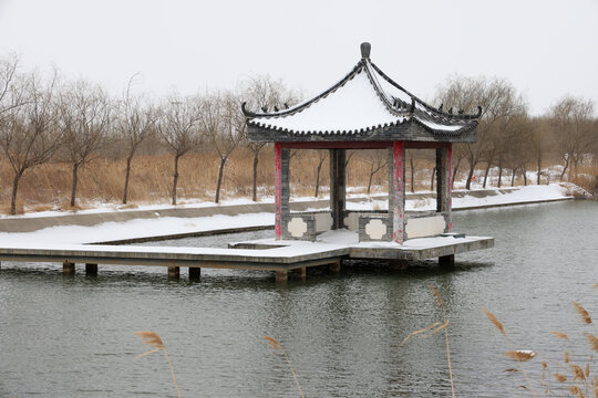 雪后湖畔中式凉亭美景