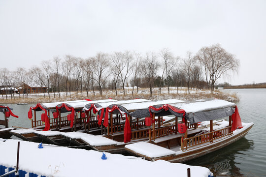 雪覆游船静泊湖畔风光