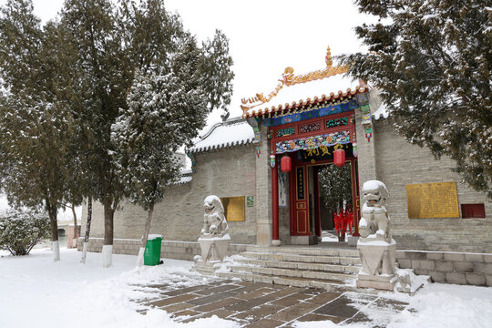 雪覆中式古建门前景