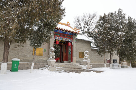 雪覆中式古建筑门前景致
