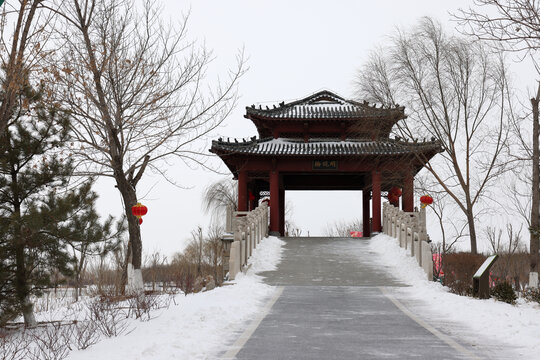 雪覆古亭的冬日景致