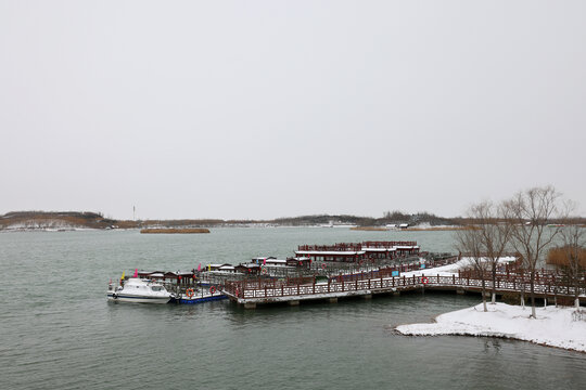 冬日湖畔码头雪景