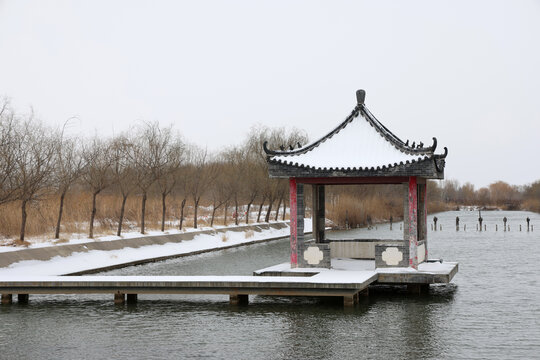 雪覆湖畔古亭静美风光