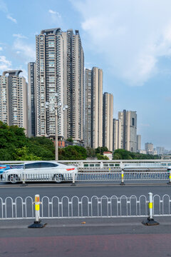 南宁城市公路旁的高楼建筑群