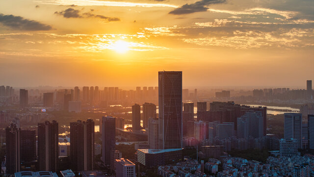 武汉东西湖区的地标建筑金银湖大厦傍晚航拍