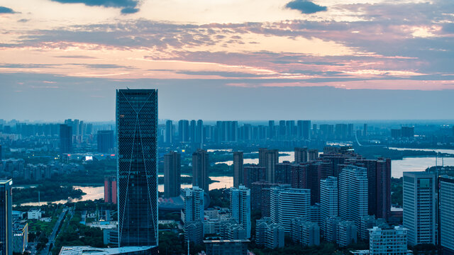 武汉东西湖区的地标建筑金银湖大厦傍晚航拍