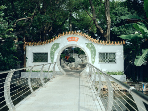 公园里的中式建筑