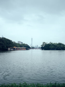 阴天东山湖公园的广州塔