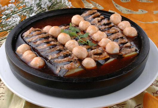 石锅茄子配鱼丸美食