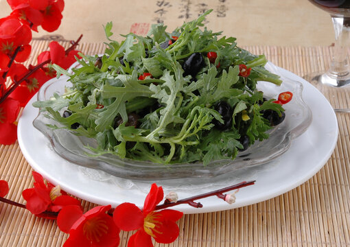 凉拌苦菊配木耳与红椒