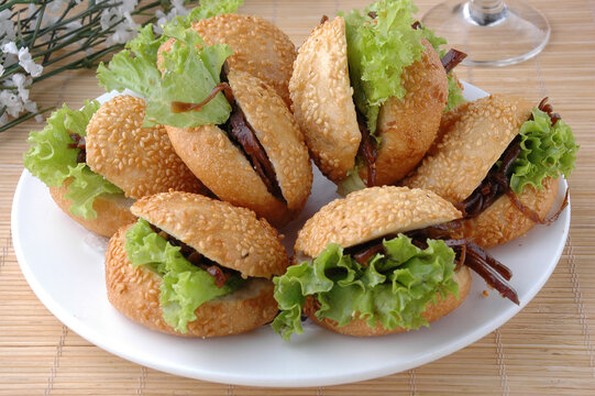 芝麻烧饼夹生菜卤肉美食