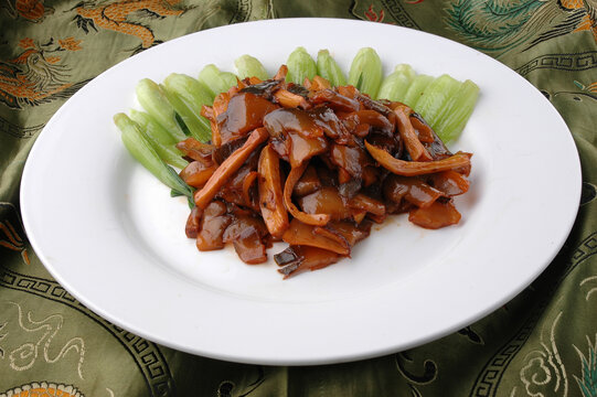 美味菌菇炒时蔬摆盘