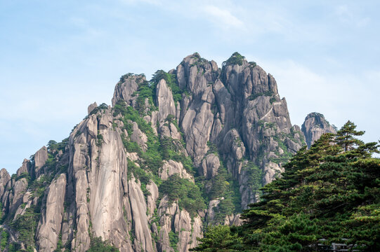 巍峨峻峭的壮丽山峰景观