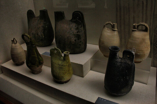 古代独特造型陶制壶器展示
