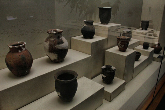 陈列展示的古老陶器藏品