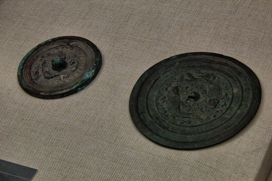 古代精美双铜镜展示