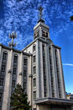 复古钟楼建筑与蓝天景致