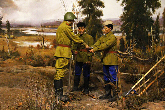 战争场景中的士兵握手道别