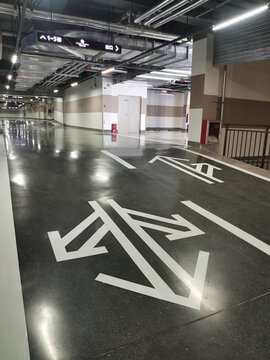 直行左右转箭头特写
