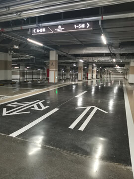 停车场地面指示标线