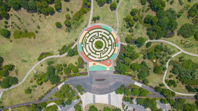 空中俯瞰公园彩色迷宫景观