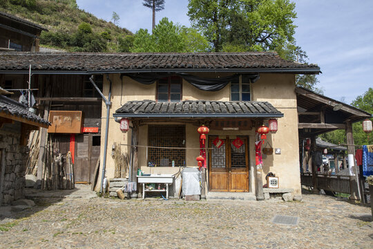 古朴乡村小屋挂红灯笼