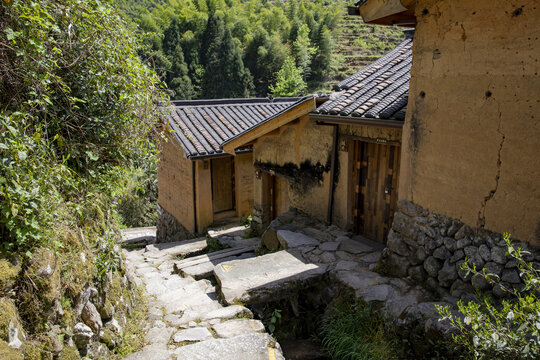 山间古朴的农家小屋