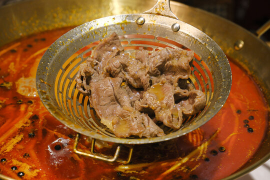 涮牛肉贵州酸汤牛肉火锅