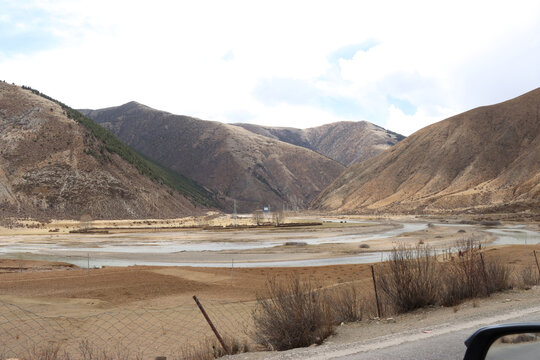 山间河谷的开阔风光