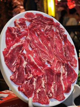 鲜切牛肉摆放在白盘上