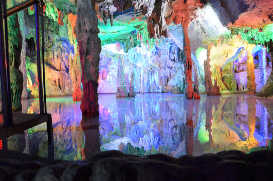 梦幻斑斓的地下溶洞景观