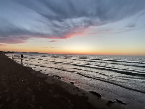 海边日落时分的漫步景象