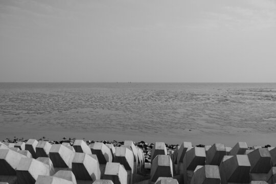 海边防波堤与辽阔海面景象