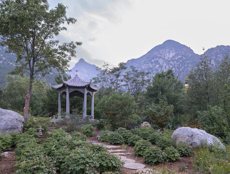 山林中的古典凉亭景致