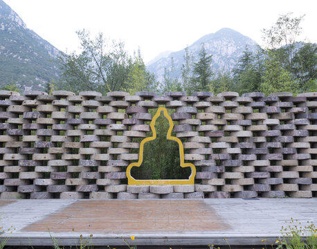 山间禅意佛像镂空石墙景观