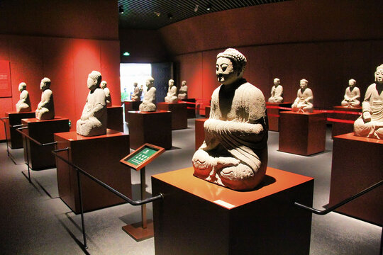 展厅内的精美古代佛像