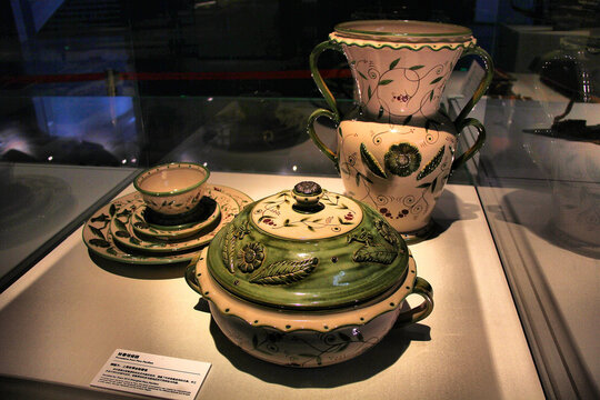精美复古陶瓷餐具展品