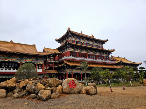 中式古建筑前的福字巨石