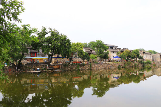 水边古朴村落景致徽派建筑
