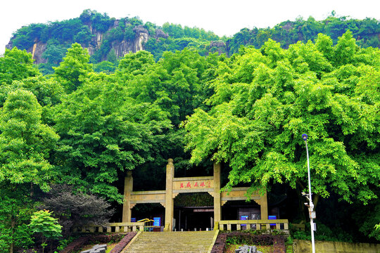 青山绿树环绕的万盛石林山门