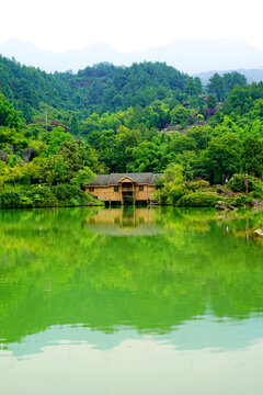 湖畔绿林中的古朴小屋