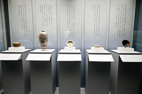 展柜中的精美古代陶瓷器