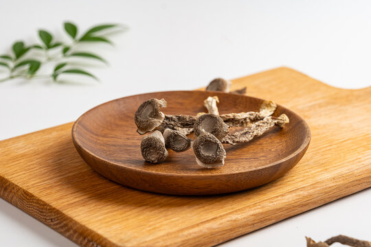 木盘上摆放的鹿茸菇高清白底图