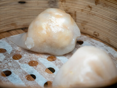竹制蒸笼里的晶莹虾饺