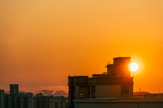 城市楼顶夕阳