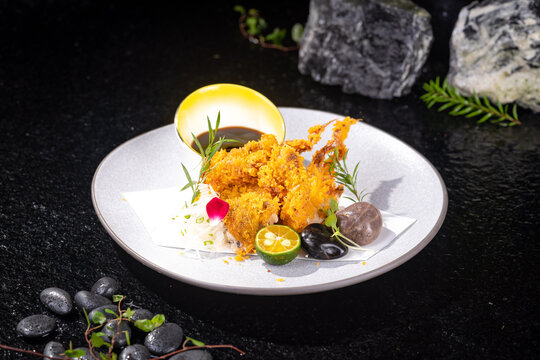 精致摆盘的美味炸物料理